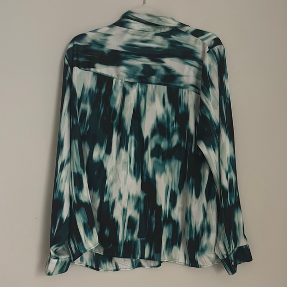 Stylish Green and White Button-Up Shirt - Picture 4 of 4